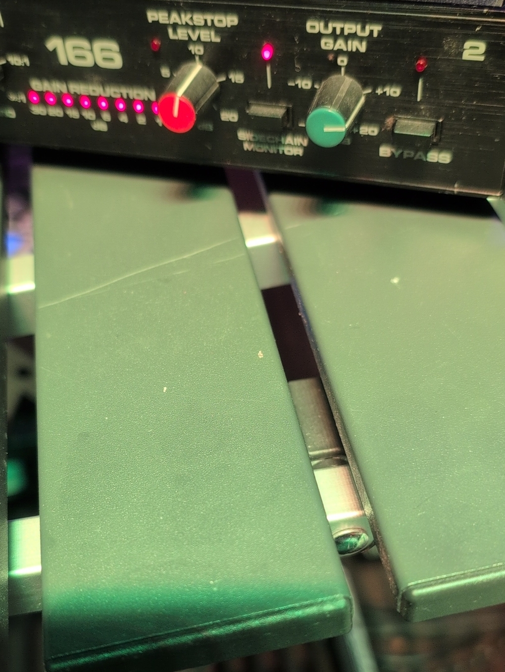 dbx OVER EASY COMPRESSOR/GATE Rack Mount 166 - Picture 2 of 7